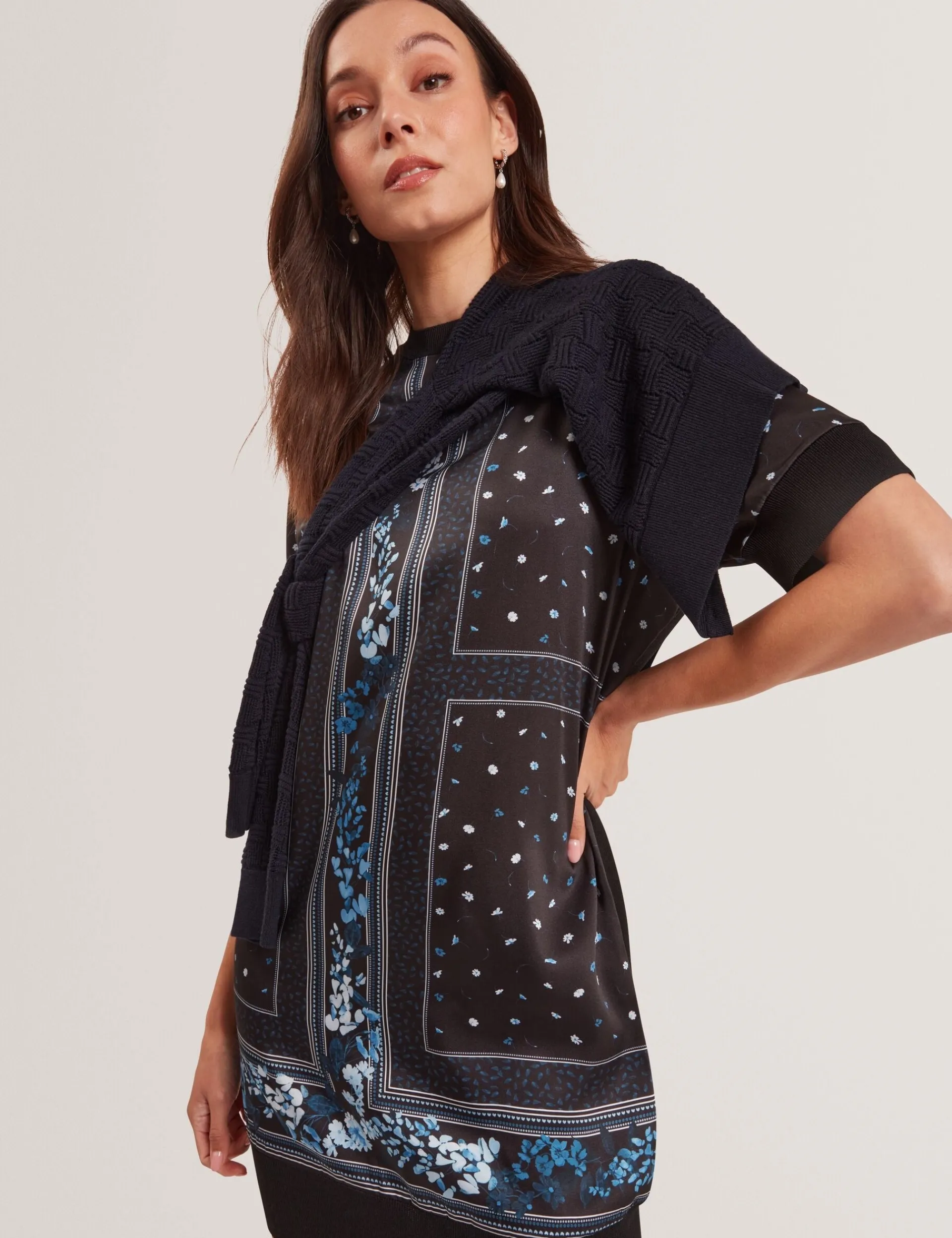 New Lobster Limited Kleider|Die Satin-Kollektion<Blaues, kastenförmiges Strickkleid mit Schalmuster