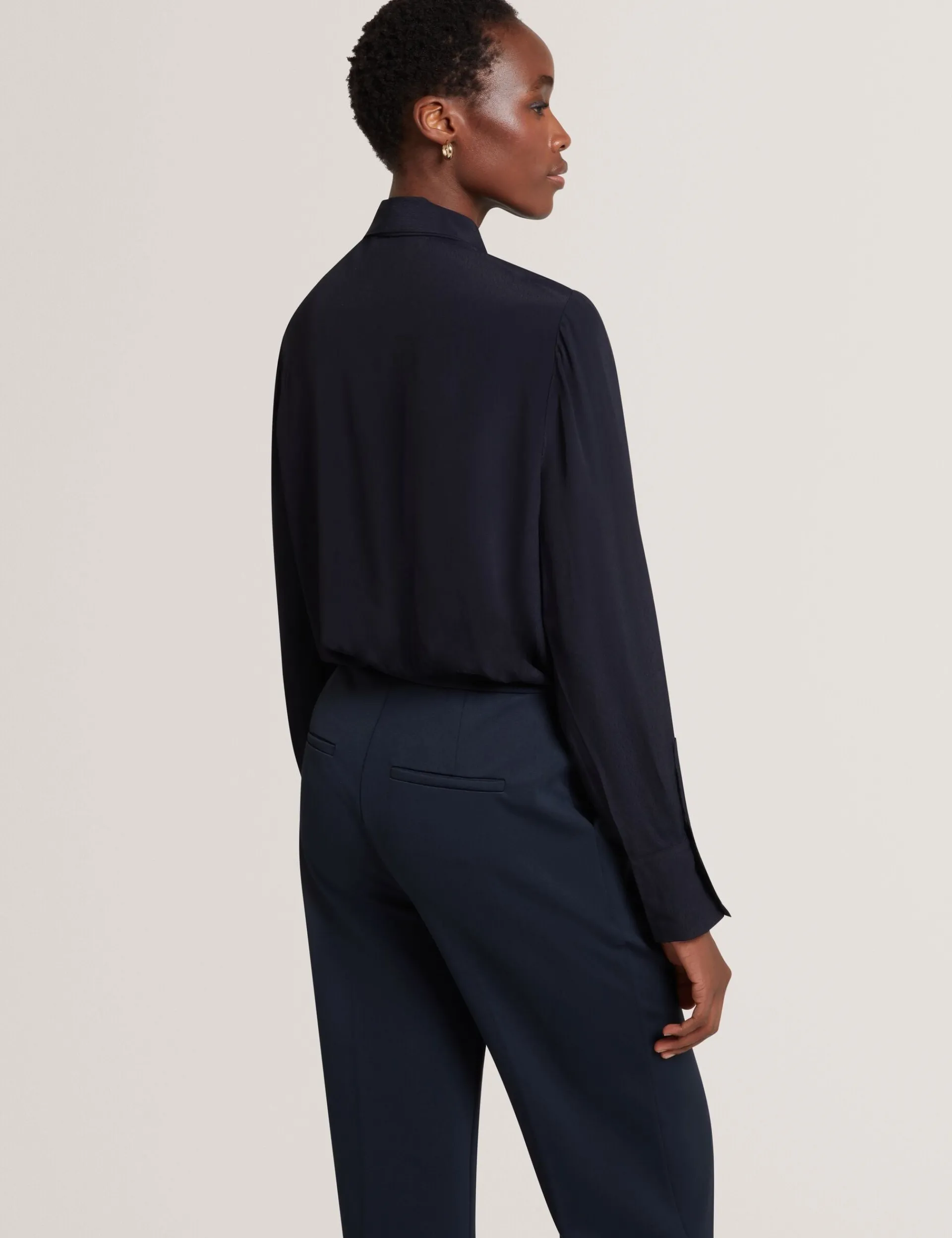 New Lobster Limited Oberteile & Blusen|Luftiger Blues Bearbeiten<Bluse mit Schleifenkragen und langen Ärmeln