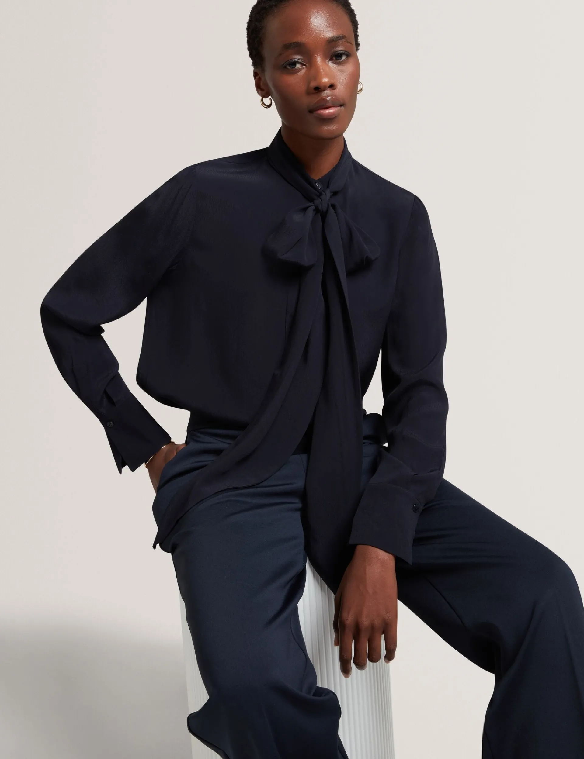 New Lobster Limited Oberteile & Blusen|Luftiger Blues Bearbeiten<Bluse mit Schleifenkragen und langen Ärmeln