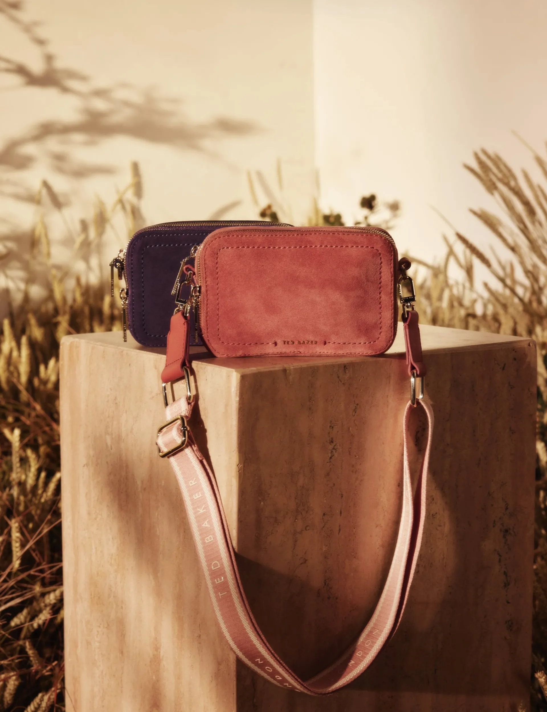 New Lobster Limited Umhängetaschen|Icon & Signature Taschen<Crossbody-Kameratasche aus Wildleder mit Gurtband
