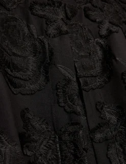 New Lobster Limited Anzüge & Zweiteiler|Die Hochzeitsredaktion<Kurze, kastenförmige Jacke mit strukturierter Rosenstickerei
