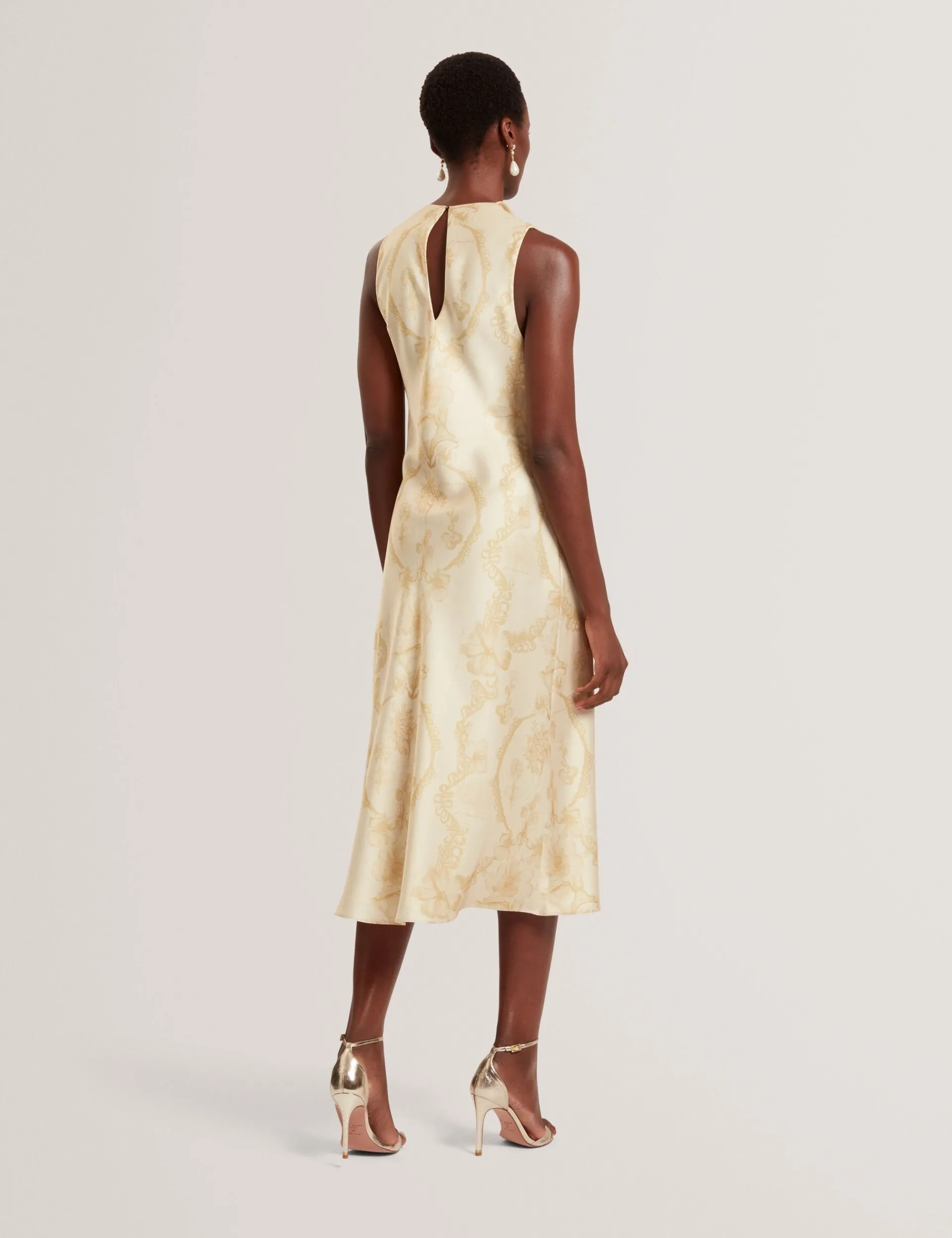 New Lobster Limited Die Hochzeitsredaktion|Golden Hour<Satin-Midikleid mit Spitzenprint, Wasserfallausschnitt und Spitzenbedruckung