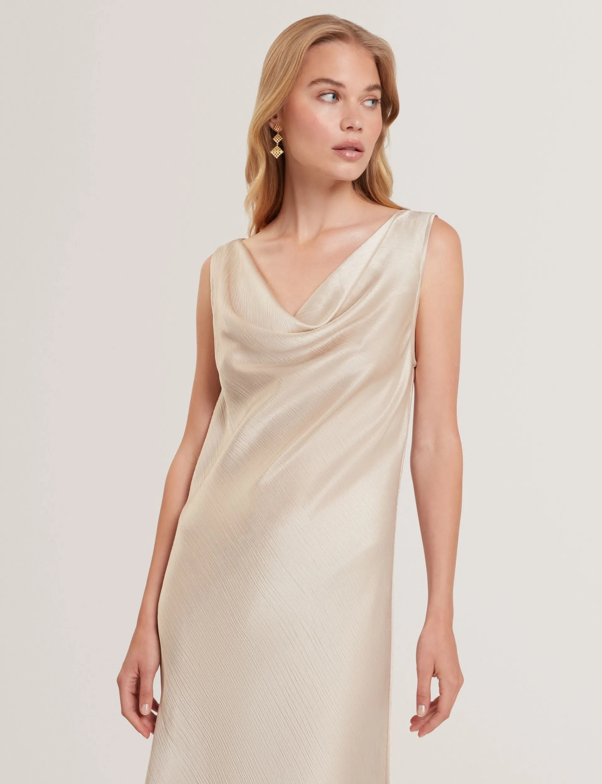 New Lobster Limited Die Hochzeitsredaktion|Golden Hour<Satin Midi-Kleid mit Wasserfallausschnitt