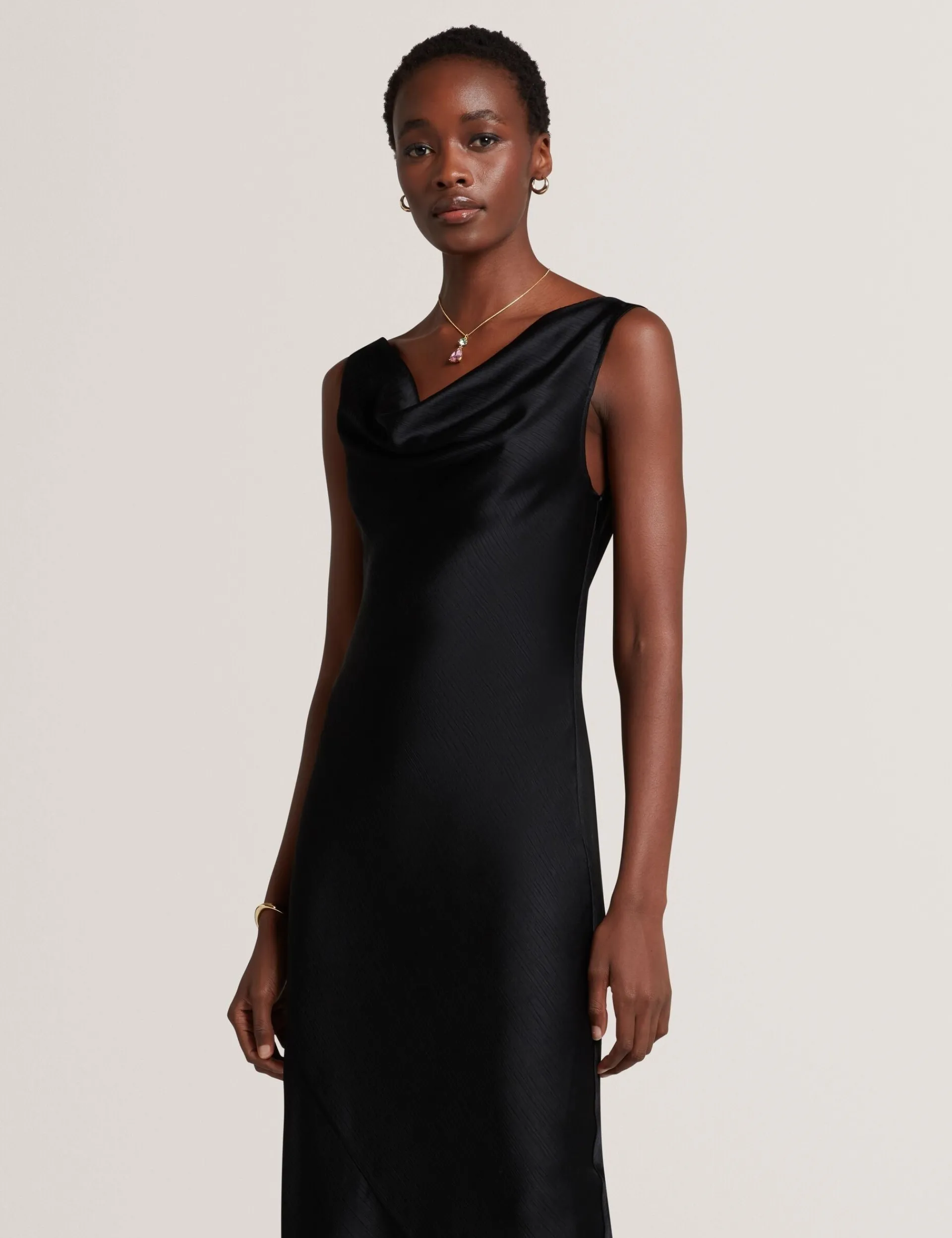 New Lobster Limited Die Hochzeitsredaktion|Golden Hour<Satin Midi-Kleid mit Wasserfallausschnitt