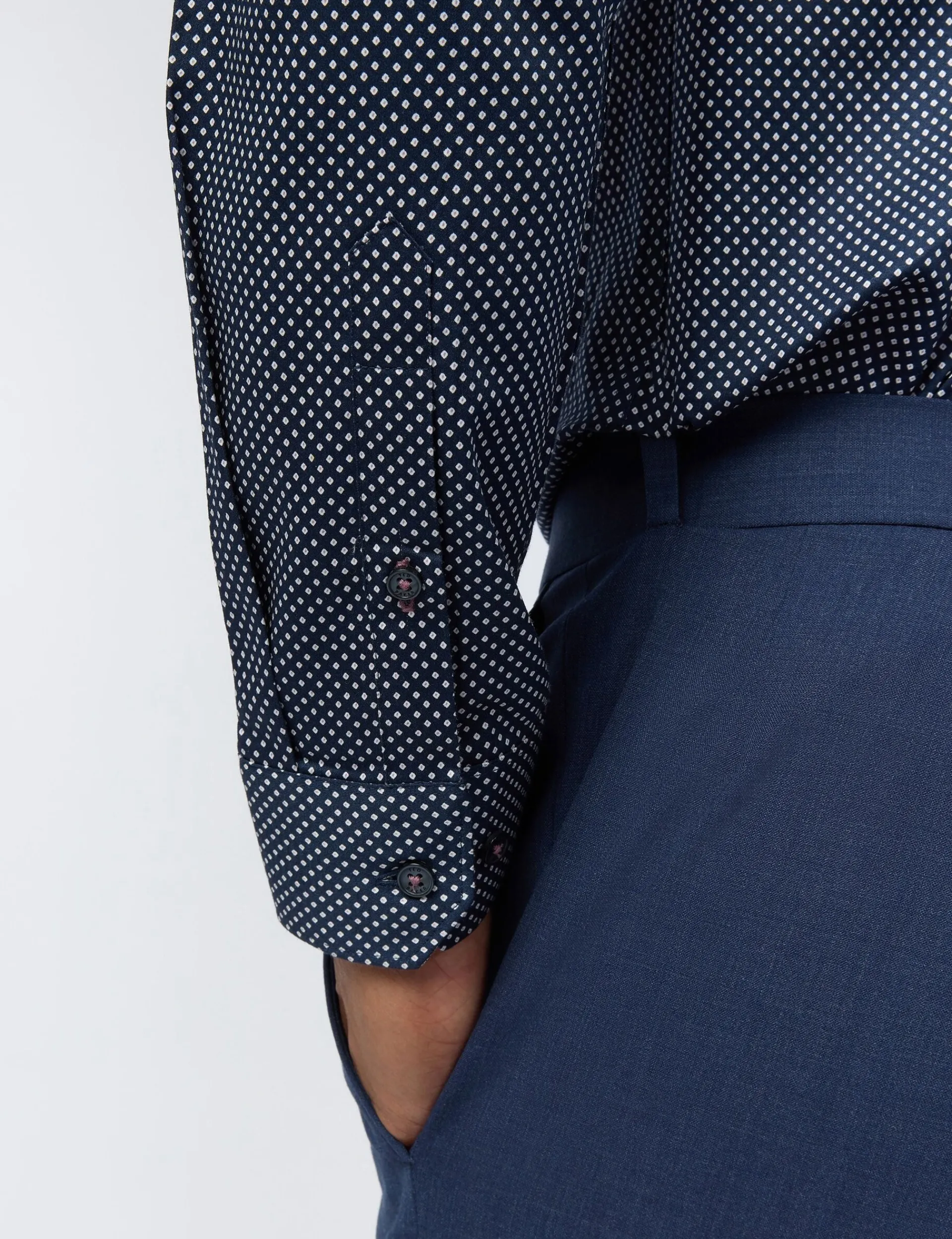 Licensee Baird Group Breezy Blues Bearbeiten|Shirts<Schmal geschnittenes Hemd aus Satin mit Rautenmuster in blau
