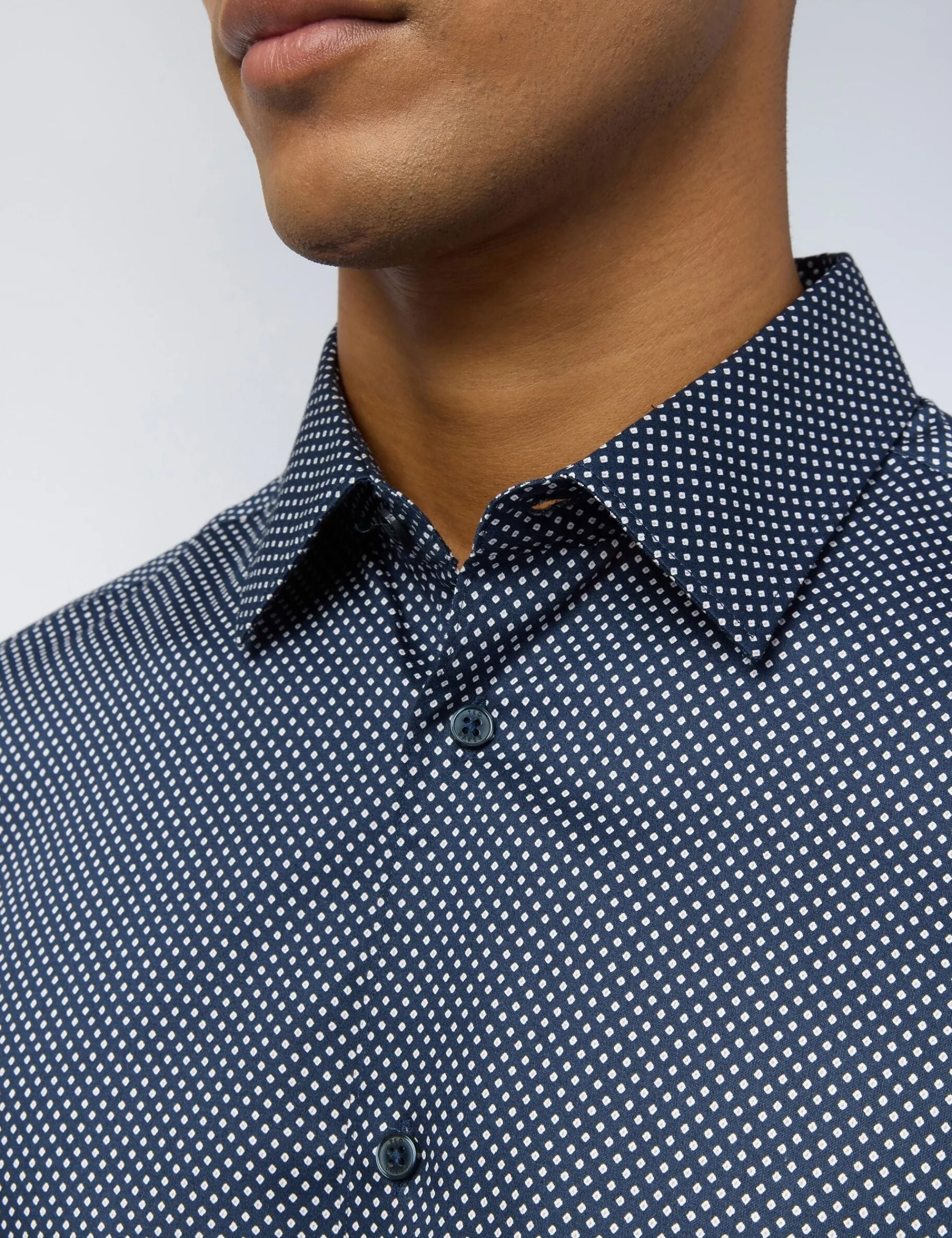 Licensee Baird Group Breezy Blues Bearbeiten|Shirts<Schmal geschnittenes Hemd aus Satin mit Rautenmuster in blau