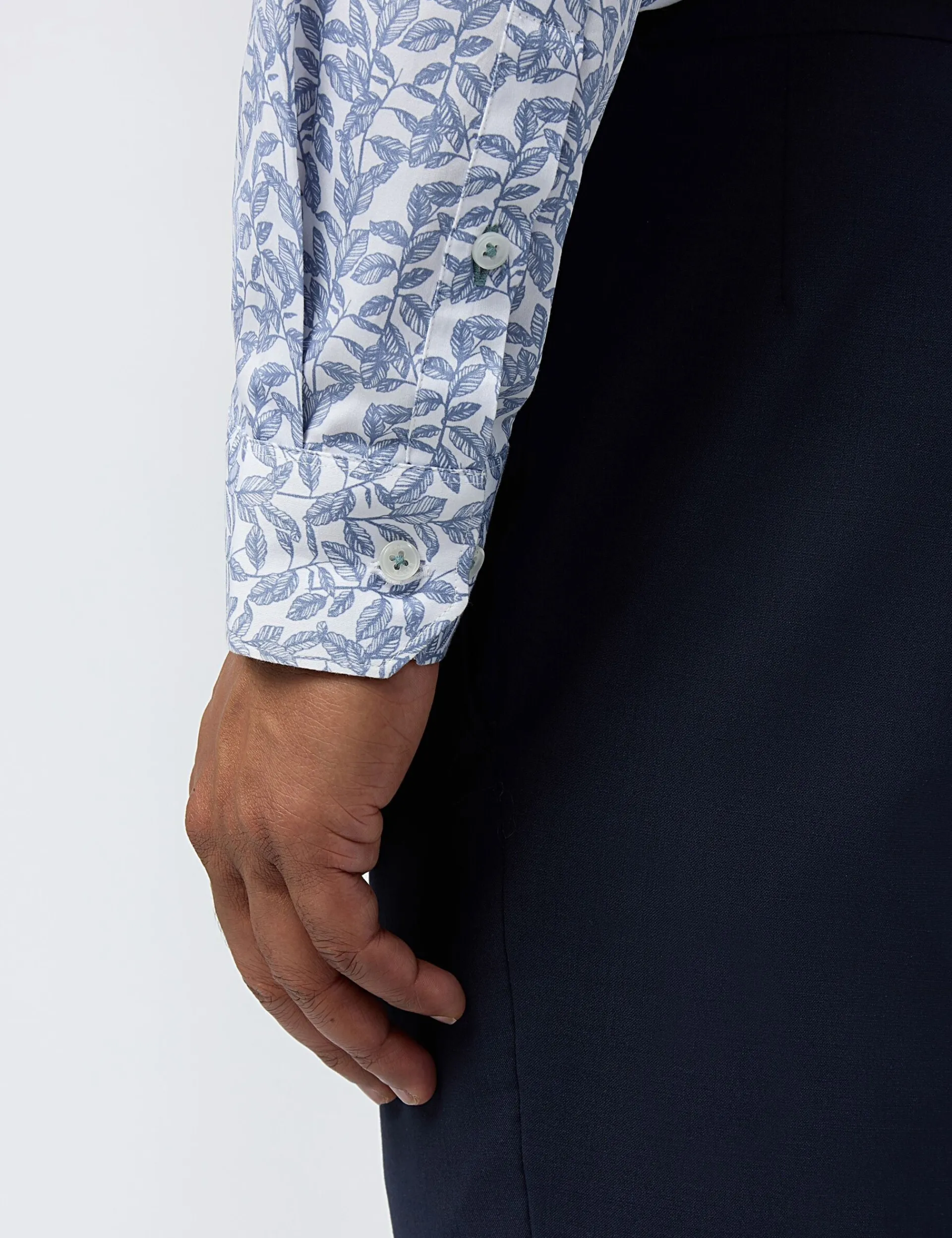 Licensee Baird Group Breezy Blues Bearbeiten|Shirts<Slim-Fit-Hemd aus Satin-Baumwolle mit Blattmuster