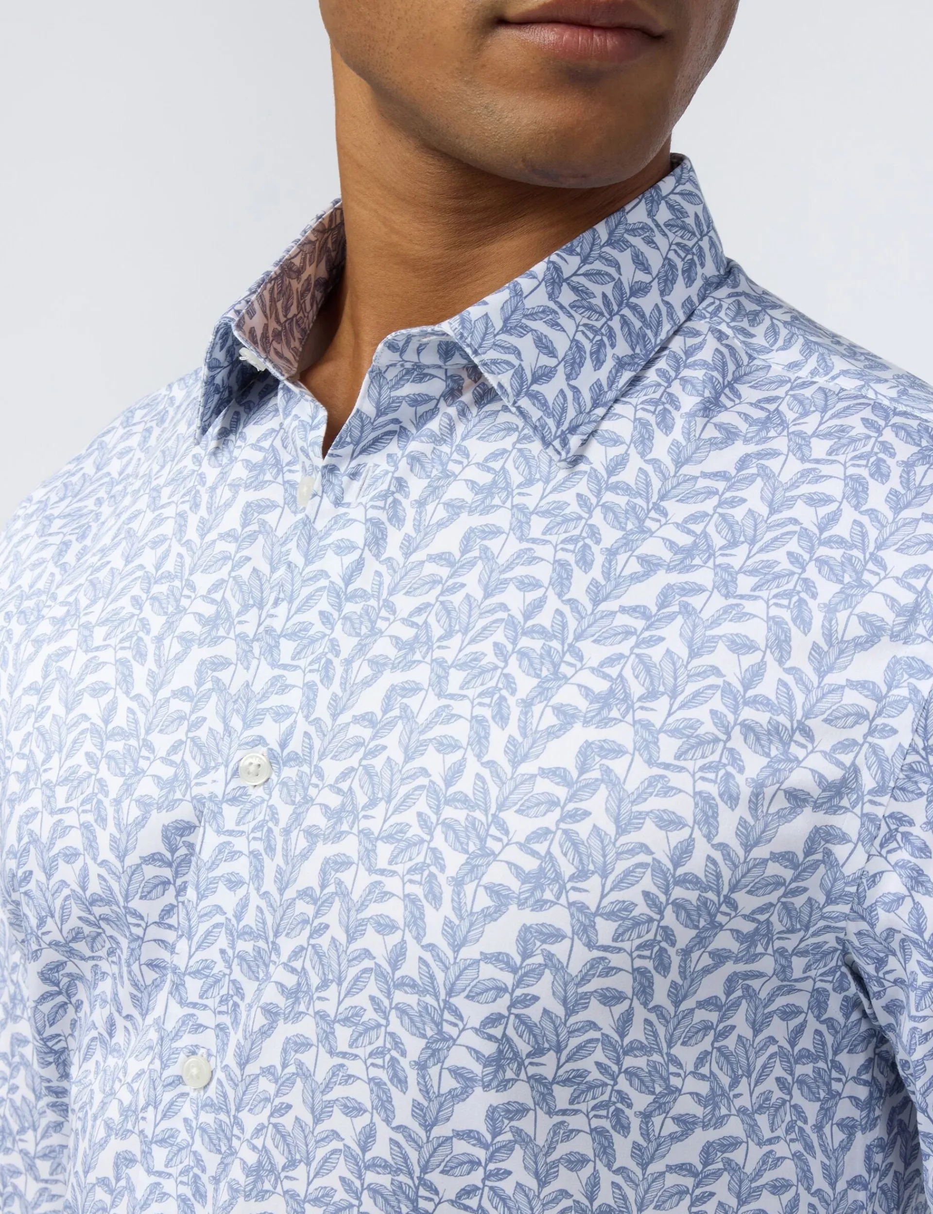 Licensee Baird Group Breezy Blues Bearbeiten|Shirts<Slim-Fit-Hemd aus Satin-Baumwolle mit Blattmuster