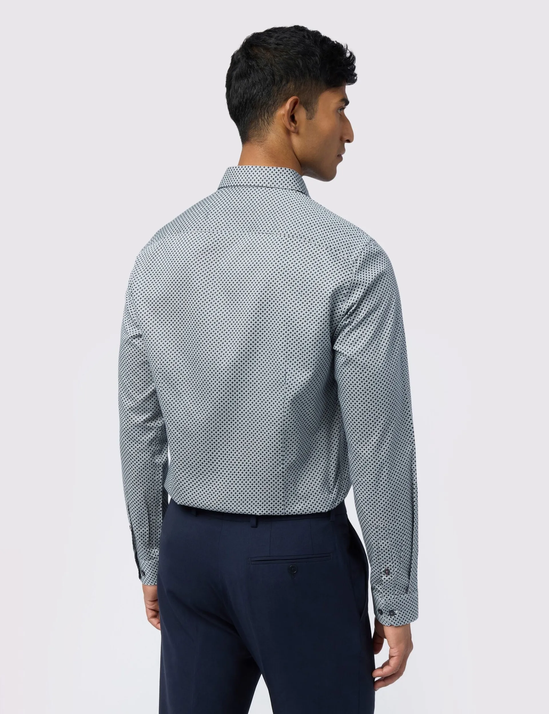 Licensee Baird Group Breezy Blues Bearbeiten|Shirts<Slim-Fit-Hemd aus Satin mit Geo-Fliesenmuster