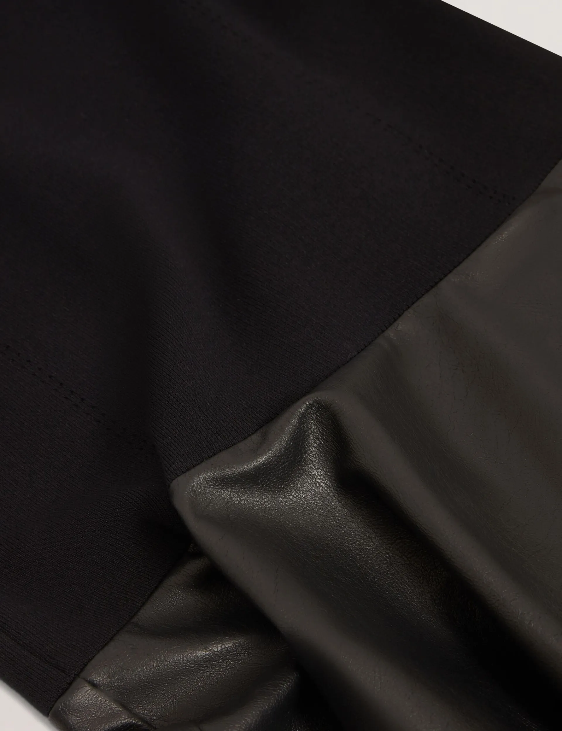 New Lobster Limited Kleider<Strickkleid aus Kunstleder mit Illusionseffekt